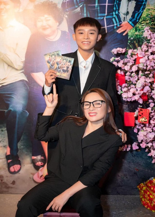 Đón tuổi 18, Hồ Văn Cường trải lòng: "Tuổi mới đánh dấu sự trưởng thành, con sẽ nỗ lực nhiều hơn nữa để hoàn thiện bản thân, đáp lại tình cảm cũng như sự kỳ vọng của gia đình và các cô chú anh chị đã dành cho con. Con cũng mong mọi việc đến với con sẽ tốt đẹp hơn và mong mọi người vẫn yêu thương, ủng hộ con trên bước đường sắp tới. Nhất là con hy vọng sẽ có đủ khả năng trở thành chỗ dựa và lo lắng được cho gia đình mình".
