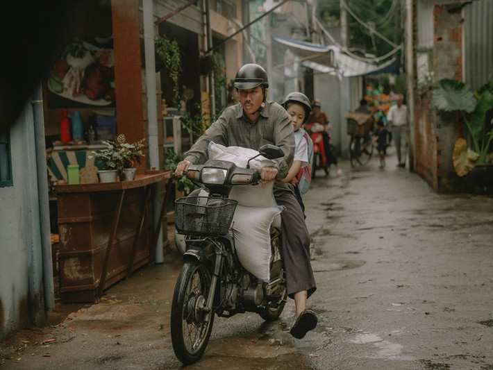 Ngân Chi tiết lộ thêm trong cảnh quay gọi bạn thân kể lại câu chuyện giữa ba Sang và mẹ ruột, Trấn Thành chưa ưng ý tâm lý của em nên bắt em dừng lại, chạy một vòng trong xóm khiến chó cắn ầm ĩ. Nhờ đó, Ngân Chi vào cảnh quay tốt hơn và không sợ chó nữa.
