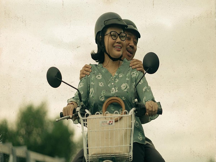Đóng cô thợ may Cẩm Lệ trong “Bố già”, Lê Giang chia sẻ, cô rất áp lực vì Trấn Thành khó tính. Nữ nghệ sĩ thừa nhận, trong đoàn quay, cô là người bị Trấn Thành mắng nhiều nhất, kế đến là Tuấn Trần.