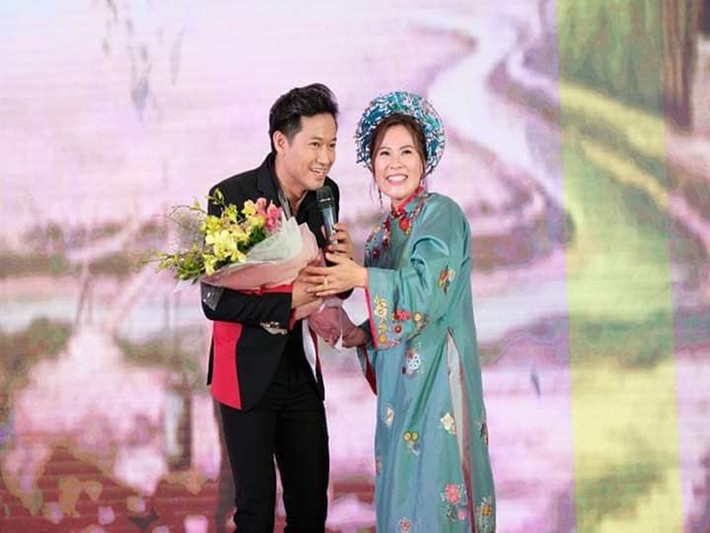 Cặp đôi tươi rói bên nhau trong lần đầu tiên chạm mặt.