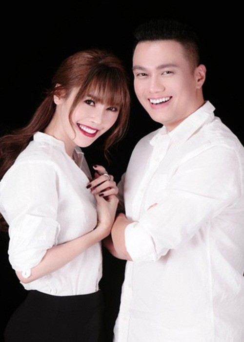 Năm 2018, lùm xùm Quế Vân - Việt Anh làm nóng showbiz Việt. Sau bức ảnh bên Việt Anh được Quế Vân đăng tải, trên mạng xã hội xuất hiện clip Việt Anh lau nước mắt cho Quế Vân, tiếp đó bà xã lúc đó của Việt Anh viết dòng trạng thái được cho là dằn mặt Quế Vân. Ảnh: Dân Việt