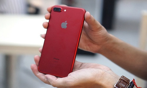 iPhone 7 Plus (khoảng 10 triệu đồng): 7 Plus là smartphone tân trang bán chạy nhất trên thị trường hiện nay. Con chip mạnh mẽ, màn hình lớn, pin khỏe, camera chụp xóa phông, nó là lựa chọn số một hiện nay nếu bạn không muốn bỏ ra cả nghìn USD cho một chiếc di động cao cấp. Giá bán của 7 Plus tân trang đã giảm mạnh vài tháng qua, nhưng vẫn cao hơn khá nhiều so với các model còn lại trong danh sách này.