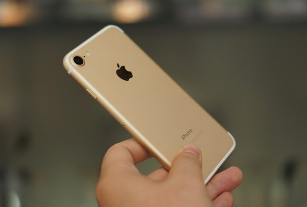 iPhone 7 (8-8,5 triệu đồng): Nếu như điểm mạnh của 7 Plus là màn hình lớn và camera thì iPhone 7 nổi bật với sự nhỏ gọn. Sở hữu màn hình 4,7 inch, thiết kế thanh mảnh, đây là một trong những di động đẹp nhất trên thị trường hiện nay. Xét về sức mạnh, iPhone 7 không thua kém nhiều so với iPhone 8 hay 8 Plus. Nó vẫn đảm bảo thực hiện mượt mà mọi tác vụ nặng nhất cần có trên một chiếc di động.