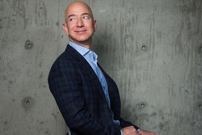 Những người có mặt trong danh sách của Forbes được đánh giá dựa trên tầm ảnh hưởng của họ với cộng đồng, tài sản cá nhân, số người họ lãnh đạo và quyền lực trong lĩnh vực ngành nghề riêng. Dưới đây là 10 doanh nhân đứng đầu bảng xếp hạng: 1. Jeff Bezos, CEO Amazon. Xếp hạng trong Top quyền lực: 5. Tài sản tính đến ngày 9/5: 132,8 tỷ USD: Hơn 1 năm qua là quãng thời gian rất thành công của Jeff Bezos, người sáng lập và CEO của gã khổng lồ thương mại điện tử Amazon. Sau khi vượt qua Bill Gates để trở thành người giàu nhất thế giới, tài sản của Bezos tiếp tục tăng mạnh trong 4 tháng đầu năm 2018.