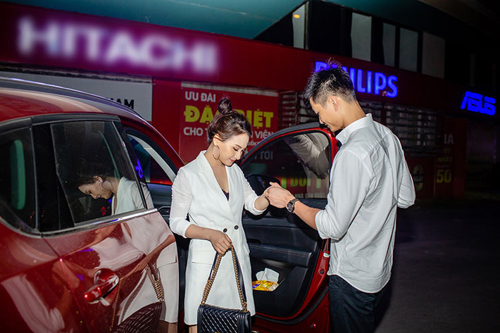 Tối qua (ngày 9/5), ông xã của Bảo Thanh lái ô tô đưa vợ đi tham gia buổi ra mắt phim "11 niềm hy vọng".