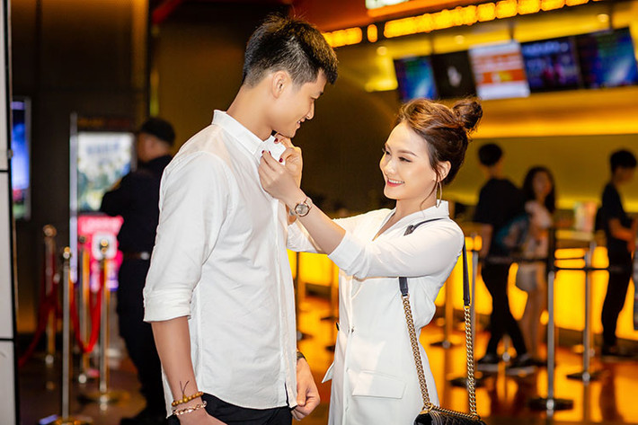 Tại sự kiện, Bảo Thanh còn ân cần chỉnh trang phục giúp ông xã.