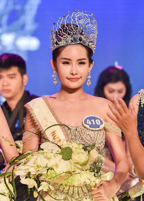 Ngân Anh đăng quang Hoa hậu Đại dương 2017. Thời điểm đăng quang, cô lộ những khoảnh khắc kém sắc. Đồng thời, những hình ảnh thời chưa dậy thì của Ngân Anh bị dân mạng khui lại khiến nhan sắc của cô bị chê bai thậm tệ. Ảnh: Danviet