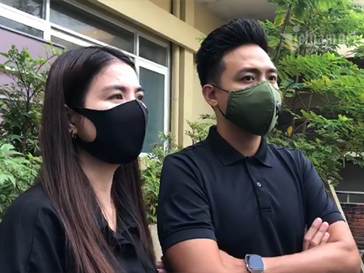 Vợ chồng Thanh Duy - Kha Ly cũng đến viếng nghệ sĩ Chí Tài. Kha Ly chia sẻ trên Vietnamnet, việc danh hài Chí Tài qua đời đột ngột khiến cô nhớ đến nghệ sĩ Anh Vũ cách đây hơn 1 năm cũng qua đời rất bất ngờ. Ảnh: Vietnamnet
