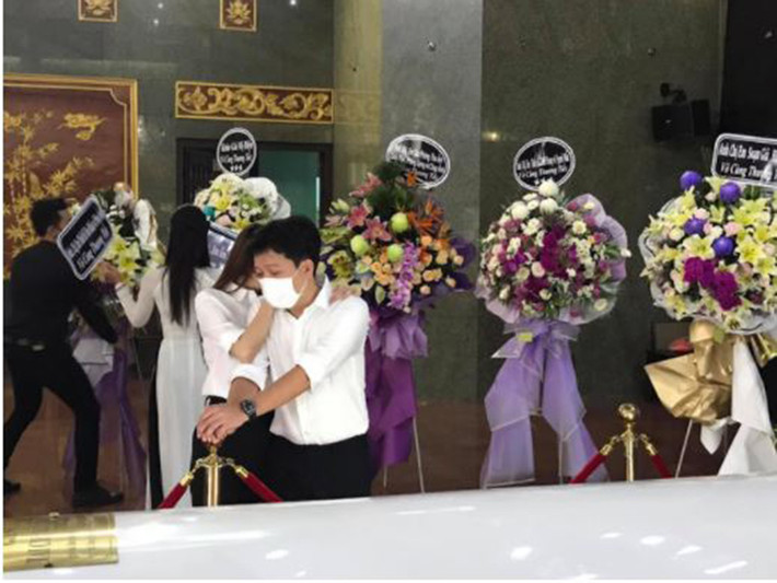 Trường Giang một lần nữa lộ rõ vẻ suy sụp khi đứng bên linh cữu cố nghệ sĩ. Ảnh: Người lao động