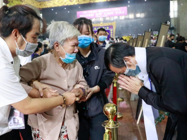 Hoài Linh đã thay mặt gia đình nghệ sĩ Chí Tài lo tang lễ. Ảnh: Gia đình mới