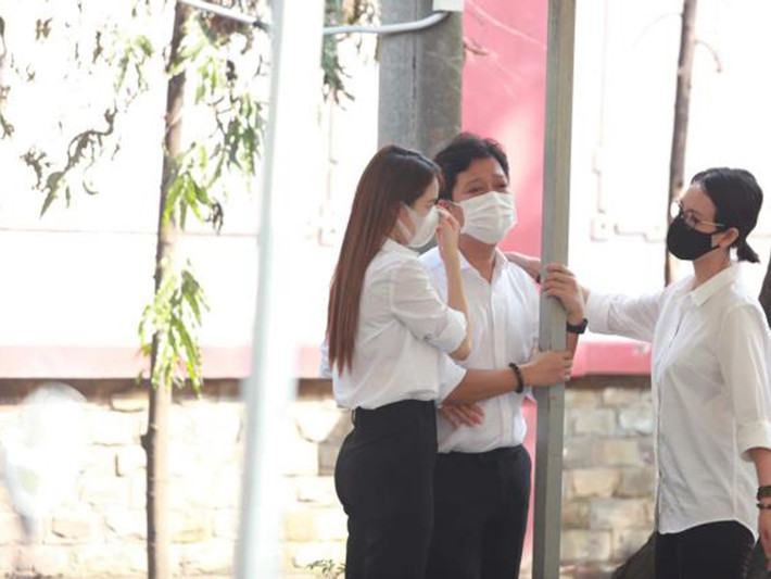 Anh đứng không vững, bật khóc vì tiếc thương nghệ sĩ Chí Tài. Ảnh: Đất Việt