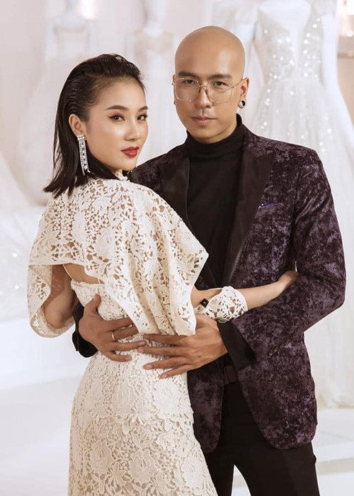 Khi yêu xa, Phạm Lịch có lúc gần như buông xuôi chuyện tình cảm. Lập tức, Toàn Trung đặt vé máy bay tìm đến bên cạnh bạn gái.