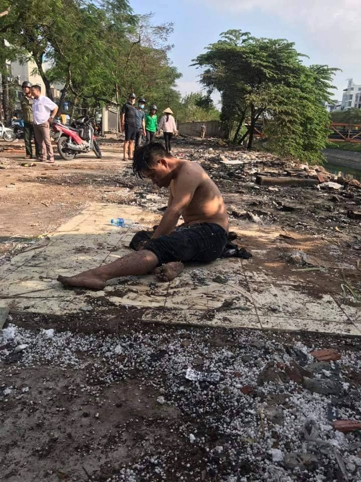 Đại diện Công an phường Láng Hạ cho biết, nạn nhân may mắn thoát chết, hiện đã được đưa vào một bệnh viện trên địa bàn phường để theo dõi sức khỏe.