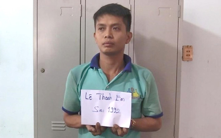 Mâu thuẫn chém chết chồng của đồng nghiệp: Công an thị xã Tân Uyên (Bình Dương) cho biết vừa bắt giữ khẩn cấp Lê Thanh Em - ảnh (26 tuổi, ngụ tại Hậu Giang), Lê Văn Cậm (26 tuổi) và Chek Tra (20 tuổi) cùng ở An Giang vì liên quan đến một vụ chém chết người xảy ra trên địa bàn phường Uyên Hưng. Nguyên nhân bắt đầu từ mâu thuẫn trong lúc làm việc giữa Lê Thanh Em và Từ Mộng Nhí (21 tuổi). (Ảnh: Pháp luật TPHCM)