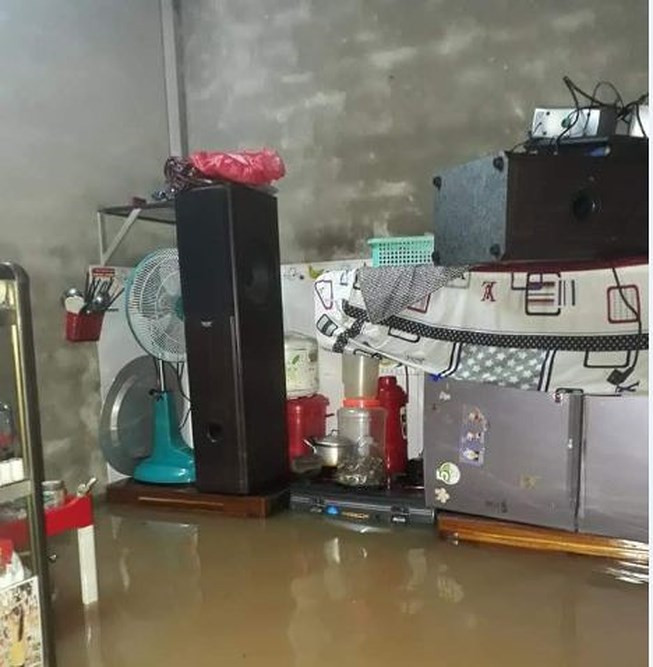 Được biết, tại đường Lê Lợi, nhiều ngôi nhà ngập đã được lực lượng chức năng tiếp cận kịp thời, giải thoát 4 người khỏi nơi nguy hiểm. Hiện còn 25 người đang mắc kẹt đang được lượng lượng công an tỉnh Quảng Trị tiếp tục ứng cứu.Hiện ở Quảng Trị trời vẫn đang mưa lớn, công tác cứu hộ đang cực kỳ khẩn trương. PV sẽ tiếp tục thông tin vụ việc 2 mẹ con bị nước lũ cuốn trôi.