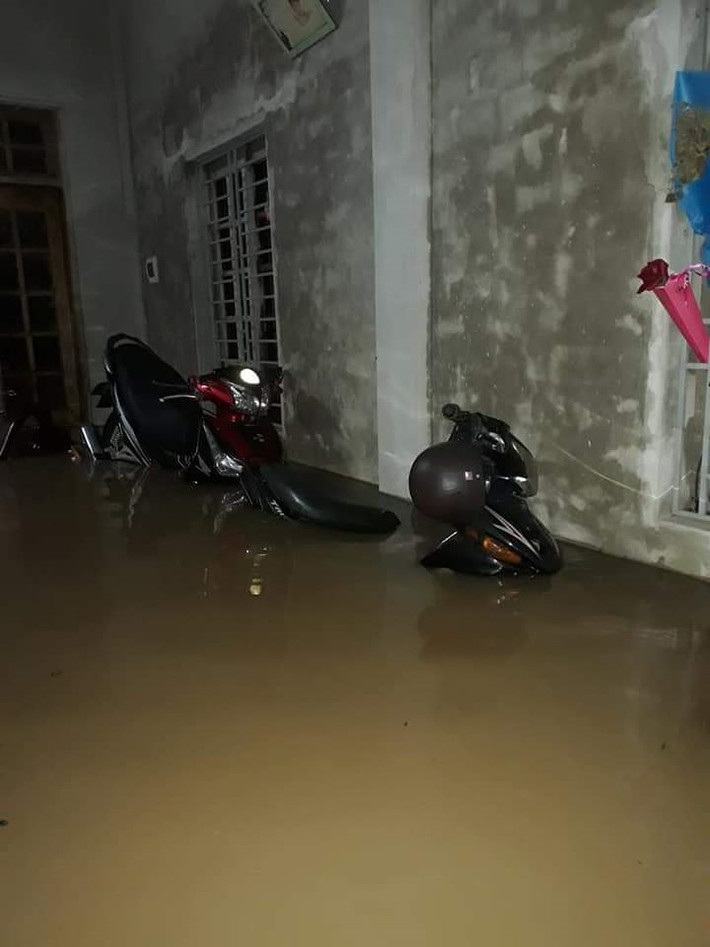 Đại tá Trần Đức Việt, Giám đốc công an tỉnh Quảng Trị cũng cho hay đơn vị đã điều động lực lượng công an tham gia cứu hộ, cứu nạn trong tình hình lũ dâng cao.