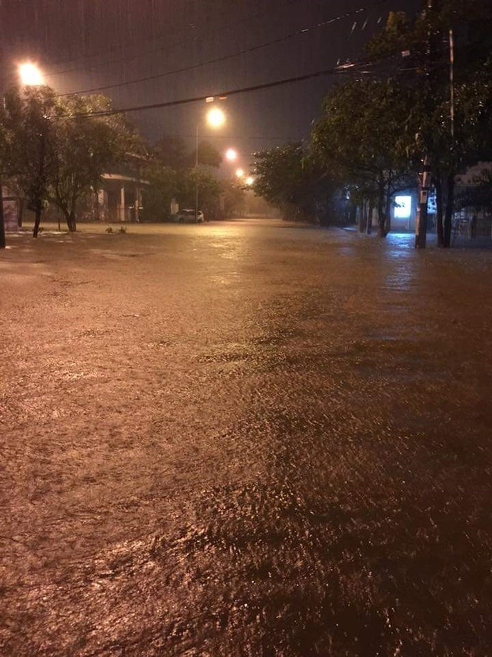 Thông tin ban đầu, khoảng 18 giờ 30 chiều 8-12, trong lúc đang rửa bát ở phía sau nhà thì bất ngờ nước ngập xô đổ bờ tường sát cống thoát nước cuốn trôi bà Lữ Thị Tú Anh (SN 1955) và con gái Nguyễn Lữ Vân Anh (SN 1983, trú khu phố 2, Đông Lễ, TP Đông Hà).