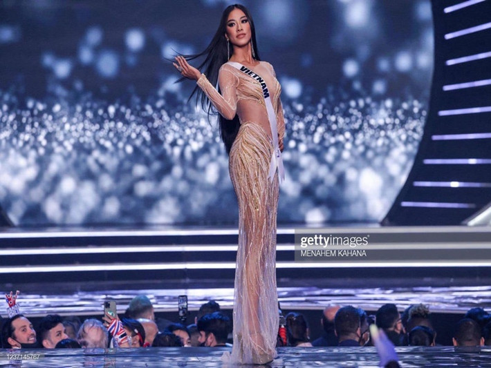 Rạng sáng ngày 11/12 (giờ Việt Nam), Á hậu Kim Duyên bước vào bán kết Miss Universe 2021- Hoa hậu Hoàn vũ Thế giới 2021. Đại diện Việt Nam diện đầm được lấy cảm hứng từ sóng nước phản chiếu ánh nắng mặt trời buổi sáng trên sông ở phần thi trang phục dạ hội. Người đẹp trình diễn khá tốt, không gặp bất kỳ sự cố nào. Ảnh: FB Kim Duyên