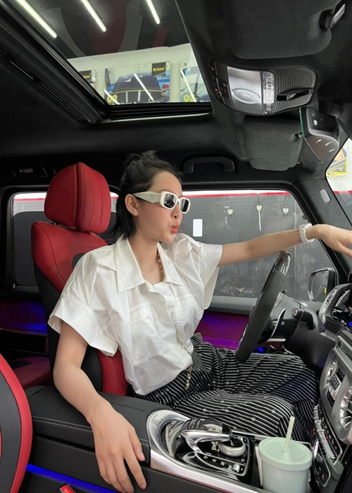 Trước Hiền Hồ, Sơn Tùng M-TP và Tuấn Hưng cũng khá chịu chi khi bỏ ra số tiền lớn để sở hữu xe Mercedes-AMG G63. Ảnh: Dân Việt