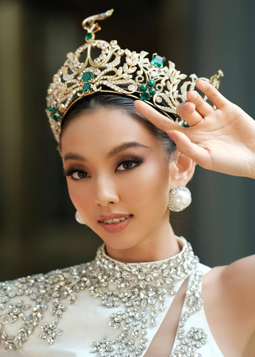 Sau vài ngày liên tục trả lời phỏng vấn hậu đăng quang, Thùy Tiên chính thức rời khách sạn để dọn về căn hộ mới cùng với ê-kíp. Ảnh: Miss Grand International