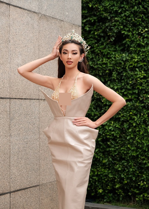 Nàng hoa hậu sinh năm 1998 mặc váy xẻ ngực sâu trong một buổi phỏng vấn. Ảnh: Miss Grand International