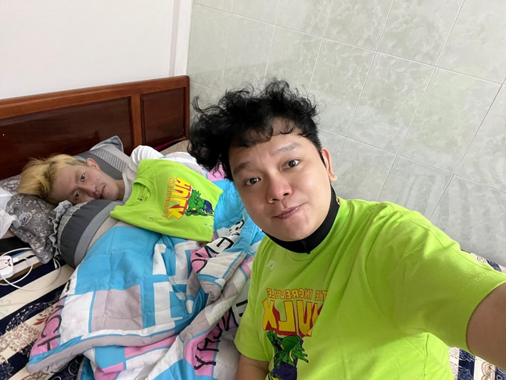 Trao đổi với Pháp luật và bạn đọc, Tú Trung cho biết: “Tôi vẫn tâm sự với Chí Thành mọi lúc để động viên tinh thần của em ấy vì đến lúc này chỉ có nghị lực của em ấy mới cứu được chính mình chứ không phải bất kì sự tác động nào". Ảnh: FB Trịnh Tú Trung