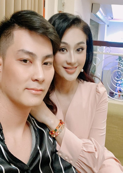 Thông tin Lâm Khánh Chi - Phi Hùng chia tay vừa được người trong cuộc xác nhận. Phi Hùng cho biết, mối quan hệ giữa anh và vợ chuyển giới đã kết thúc. Chia sẻ của Phi Hùng khiến nhiều người bất ngờ bởi gần đây, hai vợ chồng anh vẫn tương tác.