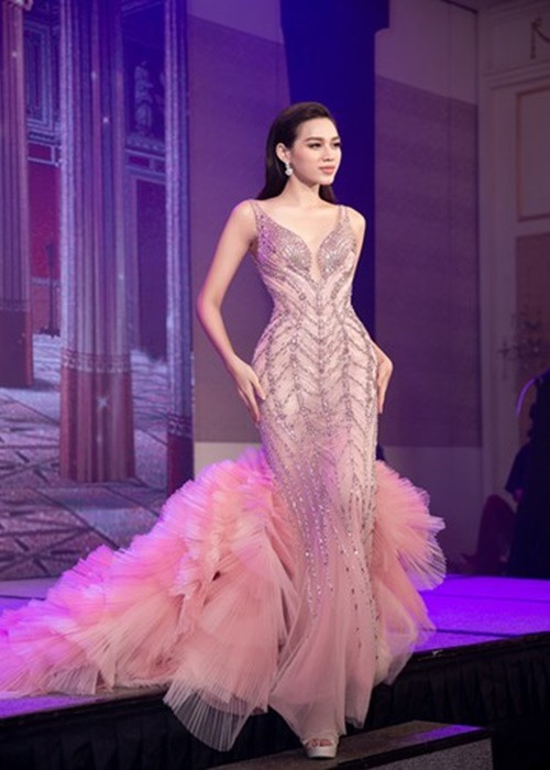 Đỗ Thị Hà sẽ mặc đầm đuôi cá của NTK Đỗ Long. Thiết kế khai thác vẻ đẹp từ hình ảnh uốn lượn đầy chân thực và sống động của những đồng ruộng bậc thang bao la vùng Tây Bắc khi nhìn từ trên cao. Phom dáng đầm đuôi cá cổ điển được đính kết hơn 1000 viên đá sapphire giúp Đỗ Thị Hà tôn lên đường cong hoàn hảo. Phần đuôi váy được biến tấu lạ mắt bằng việc xếp ly lưới chuyển màu thủ công càng mô tả rõ nét hơn vẻ đẹp huyền ảo của những cánh ruộng bậc thang trong ánh nắng. Ảnh: Sen Vàng