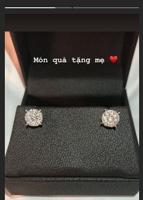 Mẹ của Phạm Hương còn từng nhận đôi khuyên tai đính đá quý từ con gái.