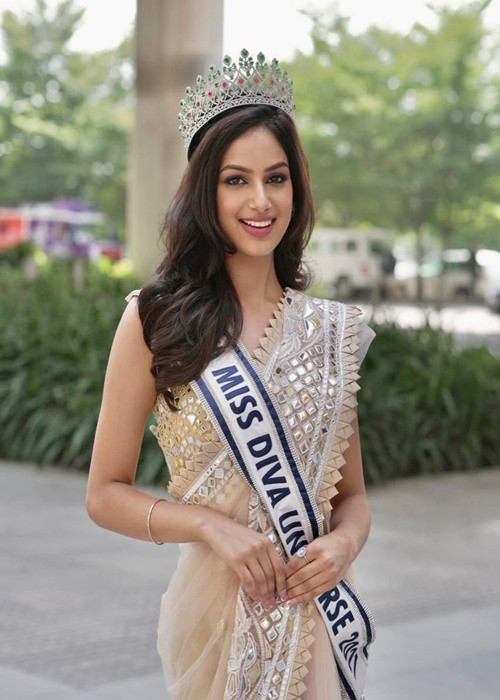 Dàn đối thủ đáng gờm của Kim Duyên còn có Harnaaz Sandhu. Cô là đại diện Ấn Độ. Harnaaz năm nay 21 tuổi, có gương mặt xinh đẹp tựa nữ thần, chiều cao 1m77. Đại diện Ấn Độ hiện theo học bằng thạc sĩ. Ảnh: Missosology