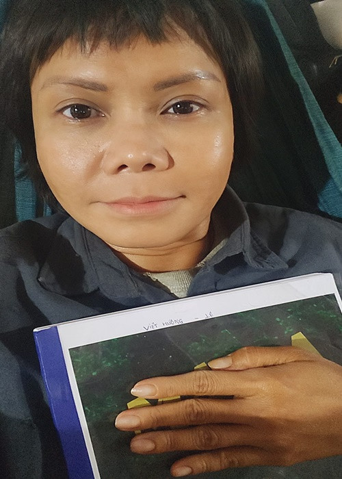 Nữ nghệ sĩ còn xóa lông mày, nhuộm da nâu để đóng phim. Ảnh: FBNV