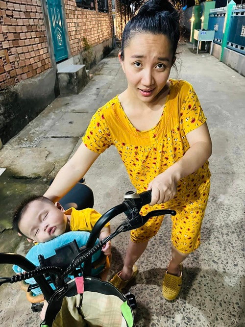 Bà xã Lê Dương Bảo Lâm nhiều lần bị chồng "tóm gọn" những khoảnh khắc "khó đỡ".
