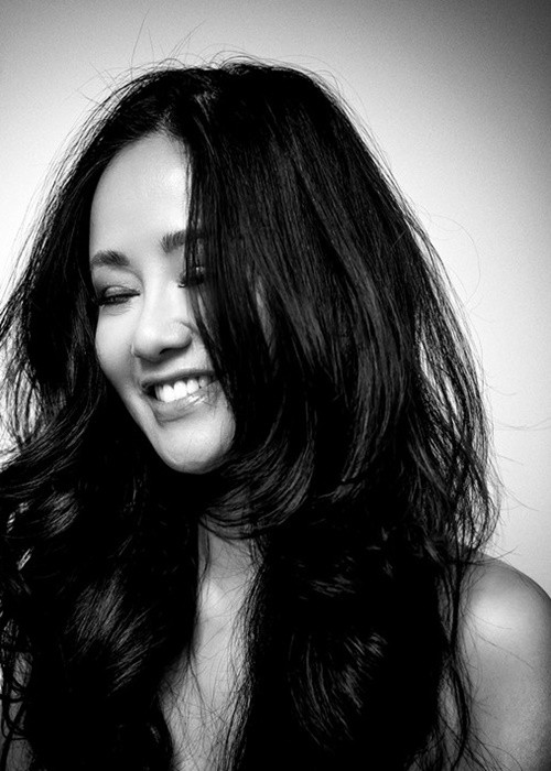 Theo Tiền Phong, trong triển lãm Giọt nước rơi trên kính, bức ảnh nude của diva Hồng Nhung gây chú ý. Ông Nguyễn Gia Phong - đại diện ban tổ chức cho biết, Gerhard Heusch - bạn trai Hồng Nhung chụp bức ảnh này tại nhà của cả hai ở Paris, Pháp. Ảnh: Tiền Phong