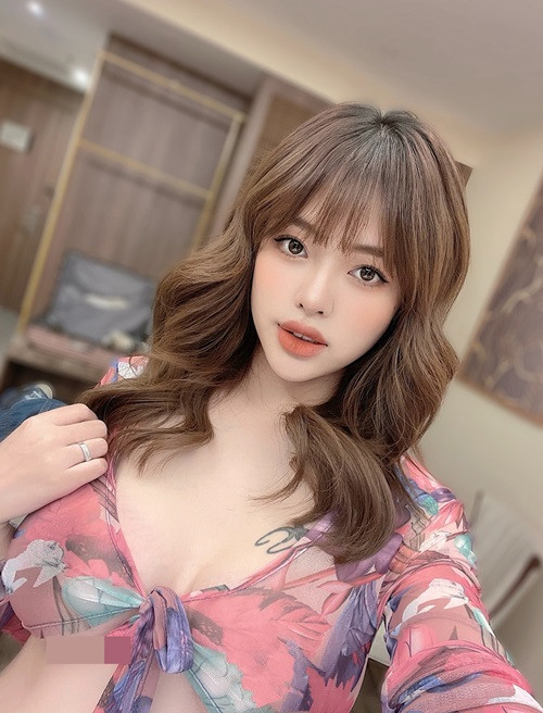Nhan sắc của Lâm Diễm Quỳnh là một trong những lý do khiến Anh Tuấn mê mệt. Trong chương trình Vợ chồng son, nam diễn viên phim "Phố trong làng" từng kể, ngày còn hẹn hò, anh có buổi quay gần nhà vợ nên nhắn tin xin qua phòng trọ nằm nghỉ một lát.