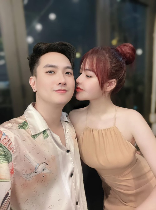 Diễn viên Anh Tuấn kết hôn vào năm 2022. Bà xã của anh tên Lâm Diễm Quỳnh, sinh năm 2001, là chuyên viên trang điểm.