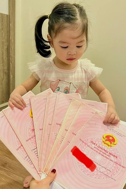 Mẹ bé Bảo Khanh kinh doanh mát tay. Năm 2022, cô khoe thành quả 8 cuốn số đỏ sau 1 năm lao động miệt mài. Ảnh: Vietnamnet