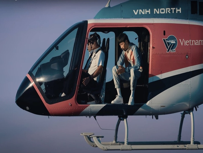 Mới đây, sau vụ tai nạn trực thăng Bell 505 rơi (số hiệu VN-8650), rapper Đen Vâu khóa MV "Trời hôm nay nhiều mây cực". Nam rapper từng thuê chiếc trực thăng mang số hiệu VN-8650 để quay MV. Ảnh: Zing