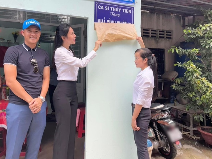 Mặc ồn ào kêu gọi từ thiện miền Trung năm 2020, Thủy Tiên và Công Vinh vẫn làm việc thiện. Tháng 6/2022, cả hai trao tặng một ngôi nhà tình thương ở Bến Tre. Ảnh: FBNV