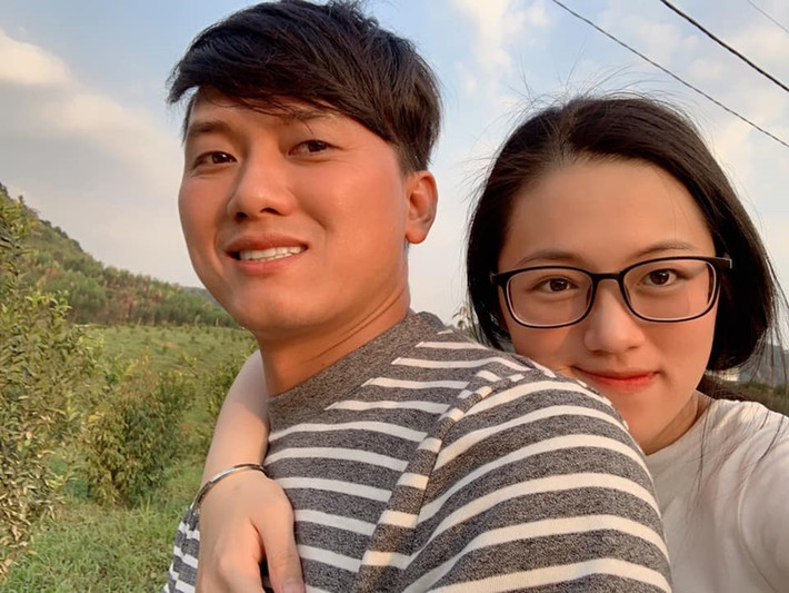 Quách Ngọc Tuyên hơn Thảo Hân 16 tuổi. Nam diễn viên cho biết, ban đầu, anh chỉ xem Thảo Hân là một cô cháu gái - con của một nhân viên làm phục trang tại sân khấu.