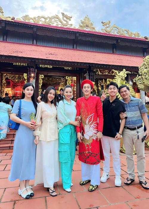 Hoài Linh lần đầu lộ diện sau khi không dự phiên xét xử bà Phương Hằng. Anh là người có nghĩa vụ và quyền lợi liên quan. Về phiên xét xử, nam nghệ sĩ không có bất kỳ phát ngôn nào. Ảnh: FB Hoài An.