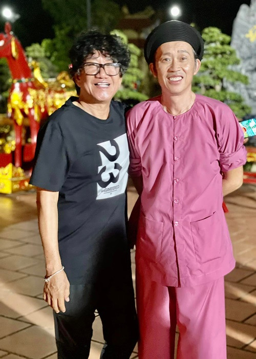 Ca sĩ Nguyên Lộc dự lễ giỗ Tổ nghề sân khấu ở nhà thờ Tổ của Hoài Linh. Ảnh: Dân Việt.