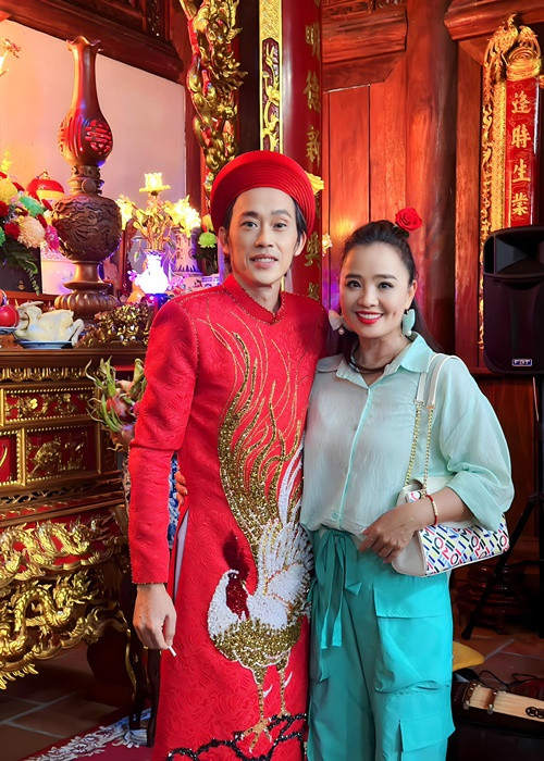 Diễn viên Hoài An vừa chia sẻ loạt ảnh dự lễ giỗ Tổ nghề sân khấu ở nhà thờ Tổ 100 tỷ của Hoài Linh. Ảnh: FB Hoài An.