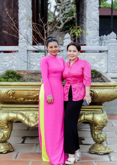 Nam Thư hội ngộ Việt Hương ở nhà thờ Tổ. Ảnh: FB Nam Thư.