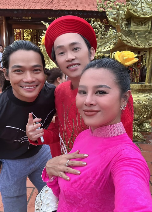 Nhà thờ Tổ của Hoài Linh năm nay đón giới nghệ sĩ. Ảnh: FB Nam Thư.