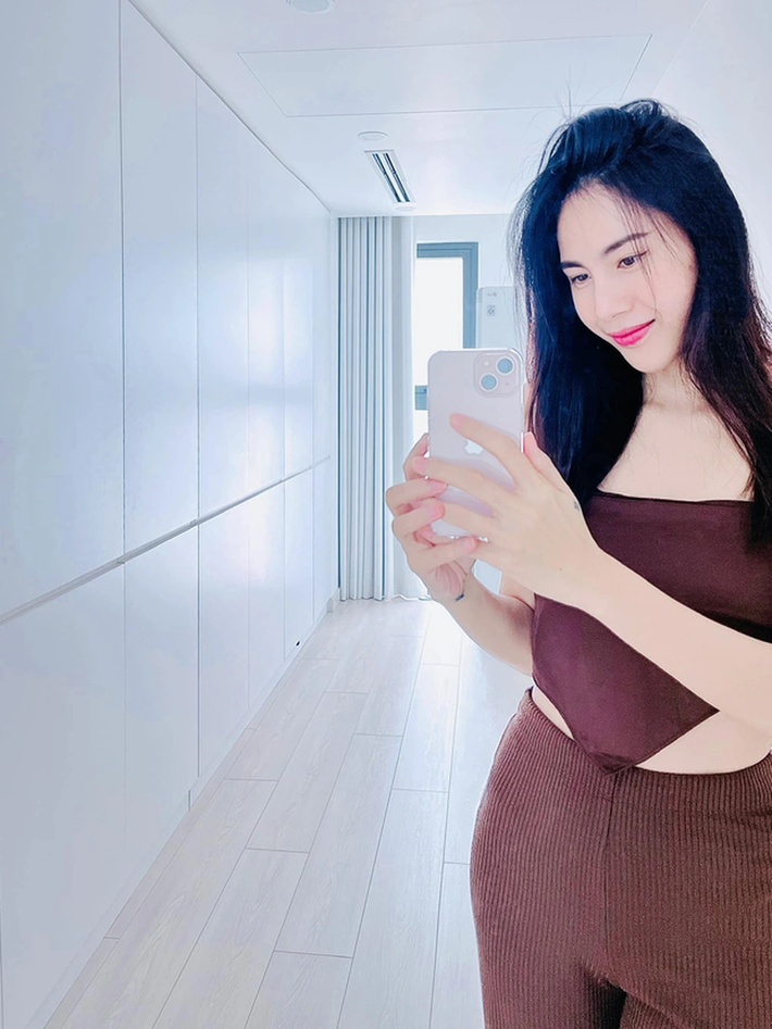 Căn biệt thự có màu trắng làm chủ đạo. Các thiết kế và nội thất cũng hiện đại và tiện nghi. Trước đó vào cuối năm 2021, vợ chồng nữ ca sĩ phá bỏ căn nhà cũ trị giá 22 tỷ đồng để "đập đi xây lại".