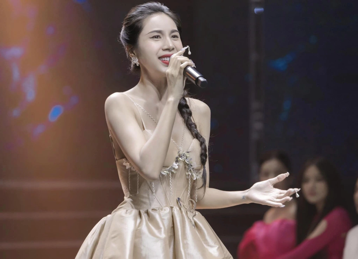 Thủy Tiên ra mắt video cover một ca khúc Trung Quốc hồi tháng 4, tuy nhiên phản ứng của khán giả về sự trở lại này khá im ắng. Sau 5 tháng, video chỉ đạt con số 80.000 lượt xem.