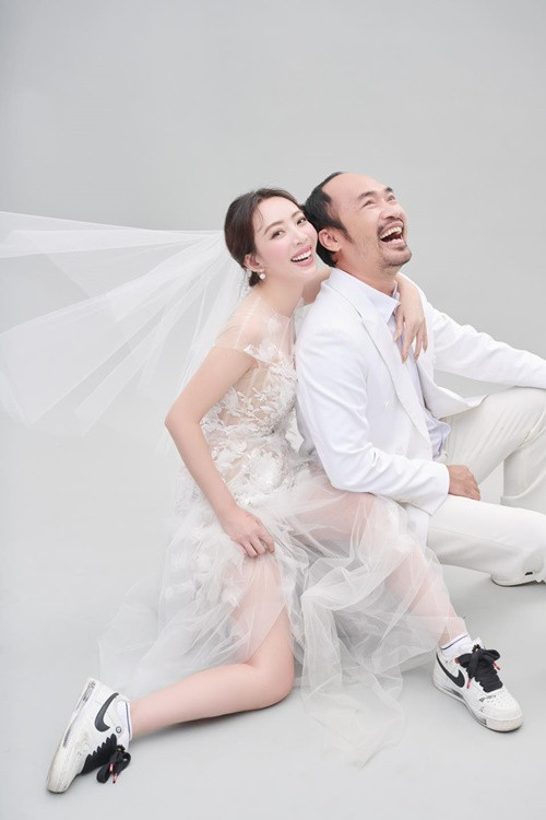 Cặp đôi yêu nhau khi còn học trường sân khấu. Nữ diễn viên hài từng quyết định chia tay bởi thời điểm đó gia đình gặp khó khăn nên cô không muốn phân tâm vì yêu đương. Tuy nhiên, không chịu bỏ cuộc, Tiến Luật làm bạn cùng Thu Trang trong suốt 5 năm khiến cô động lòng. Cuối cùng, Thu Trang cũng cho Tiến Luật một cơ hội. Năm 2011, cặp đôi làm đám cưới. Ảnh: FBNV.