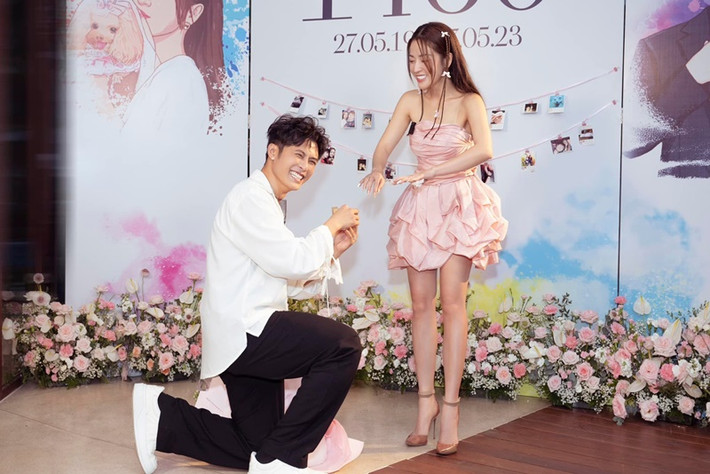 Gin Tuấn Kiệt quỳ gối, trao nhẫn cầu hôn cho Puka. Anh nói: "Tròn bốn năm yêu nhau, anh quyết định dành ngày hôm nay cho em. Chúc mừng kỷ niệm chúng ta. Hồi mới quen, em nói không biết khi nào yêu nhau được 1.000 ngày. Hôm nay đã là 1.460 ngày nên anh muốn hỏi em câu này: Em có đồng ý lấy anh làm chồng không?". Ảnh: FB Huỳnh Lập.