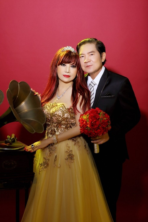 Theo Vietnamnet, đám cưới của Bảo Yến và nhạc sĩ Quốc Dũng diễn ra sau vài tháng cả hai quen nhau. Vì nghèo, cặp đôi chỉ dám mời 20 người thân, bạn bè. Vài tháng sau, cả hai phải bán đồ trong nhà, thậm chí cả tấm kính cửa sổ để trang trải cuộc sống. Ảnh: Pháp Luật Plus.