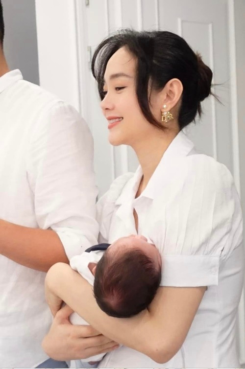 Cô tâm sự: "Hai mẹ con sau một tháng ở cữ. 1 tháng chúng ta tập làm quen nhau. Những ngày đầu làm mẹ là những khoảnh khắc đáng nhớ trong cuộc đời. Trái tim tràn đầy hạnh phúc khi ôm con vào lòng nhưng cũng rất sợ hãi và lo lắng trước những trách nhiệm lớn lao. Những đêm thức trắng, sự căng thẳng và nỗi lo sợ vô hình tưởng chừng như không chịu nổi. Nhưng mọi thứ được xoa dịu khi thấy nụ cười của con. Hành trình này sẽ còn nhiều biến đổi và chông gai mẹ con ta nhường nhịn nhau mà sống nhé”.